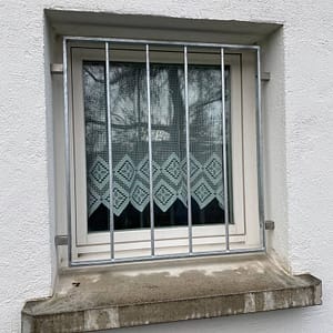 Neues Fenstergitter aus Flach- und Rundstahl