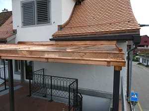 Neue Pergola für Terrasse aus Vierkantstahlrohr-Rahmen