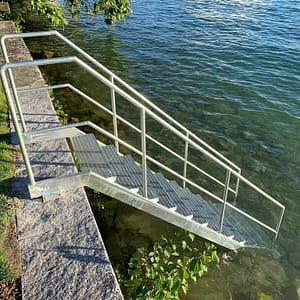 Neue Zugangsstiege in See aus Stahlrohrholmen und eingeschraubten Gitterroststufen