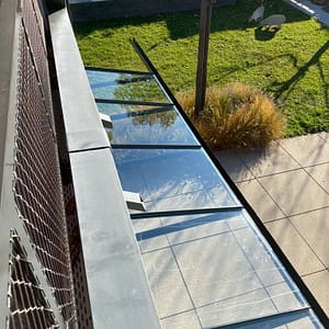 Neues Glas-Vordach aus Winkel- und T-Stahl