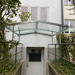 Neues Stahl-Vordach mit Glas beim Hintereingang