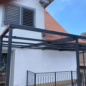 Neue Pergola für Terrasse aus Vierkantstahlrohr-Rahmen