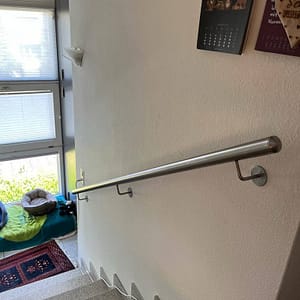 Neuer Chromstahl-Handlauf im Treppenhaus