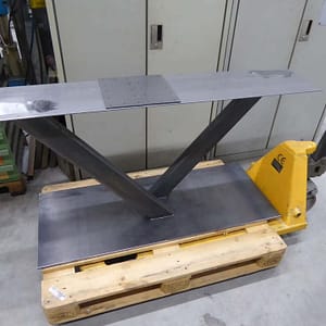 Tischgestell aus Stahl roh