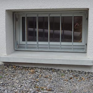 Keller-Fenstergitter mit umlaufendem Rahmen und Staketen aus Flachstahl