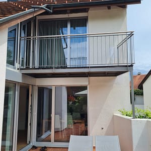 Neuer Balkon mit Geländer aus Träger, Flachstahl, Rundstahl und Rundrohr