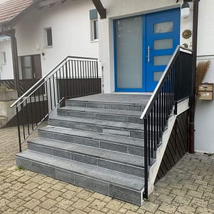 Neues Geländer bei Hauseingang aus Staketen und CNS-Rundrohr