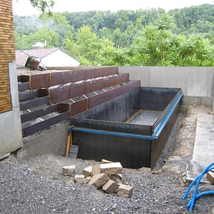 Montage von Abtreppung und Wasserbecken aus Stahlblech roh