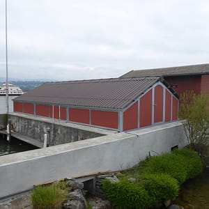 Fertiges Bootshaus aus Rechteckrohre und Dachplatten