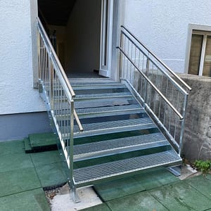 Kinderhort-Treppe mit beidseitigem Geländer
